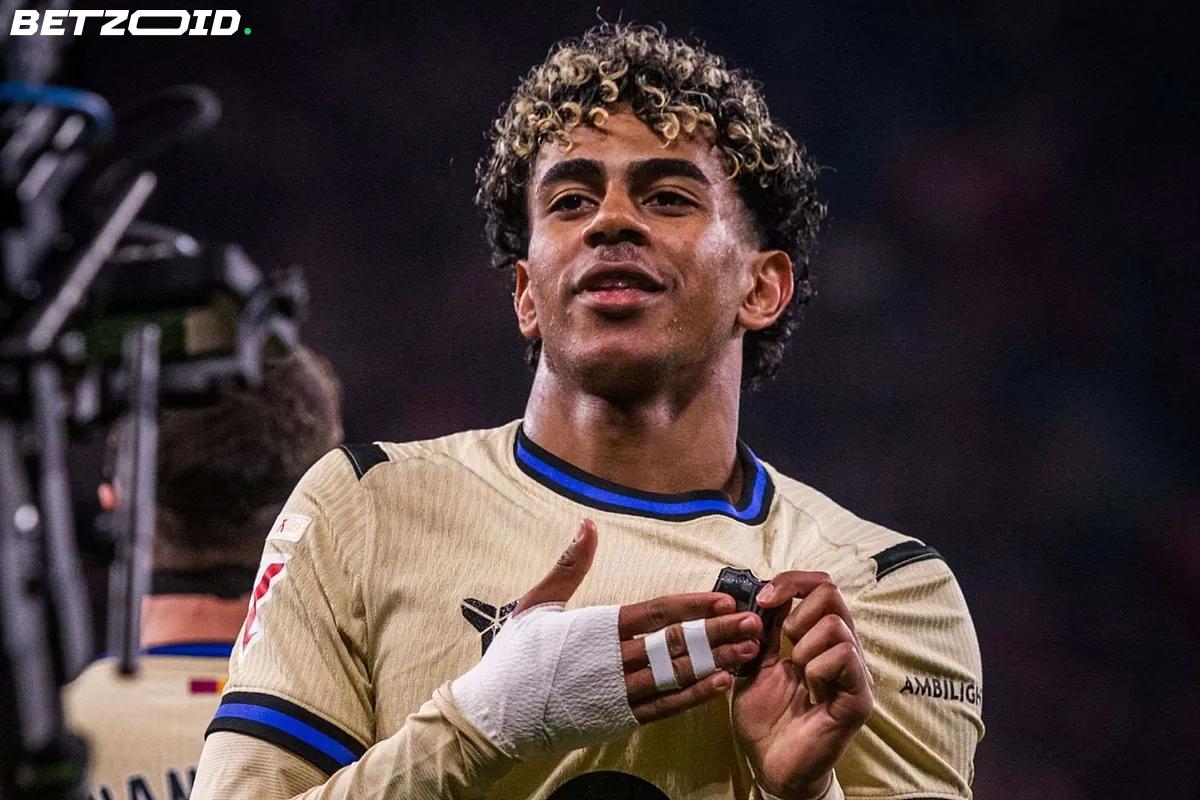 Lamine Yamal perimässä Messin MM-legenda-aseman