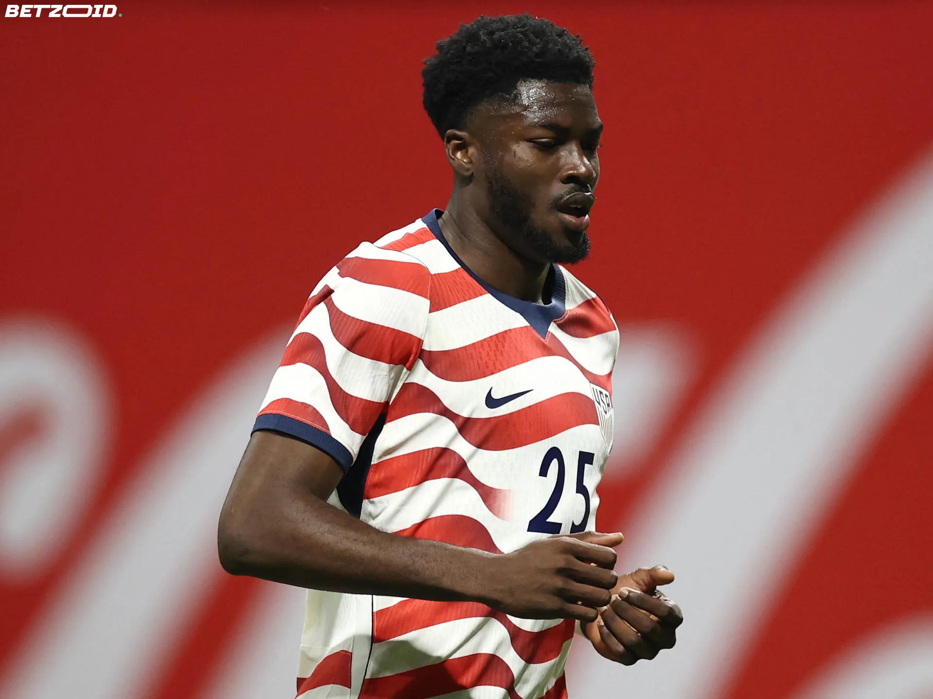 Agyemang kannettiin paareilla kentältä: USA:n MM-toiveet horjuvat